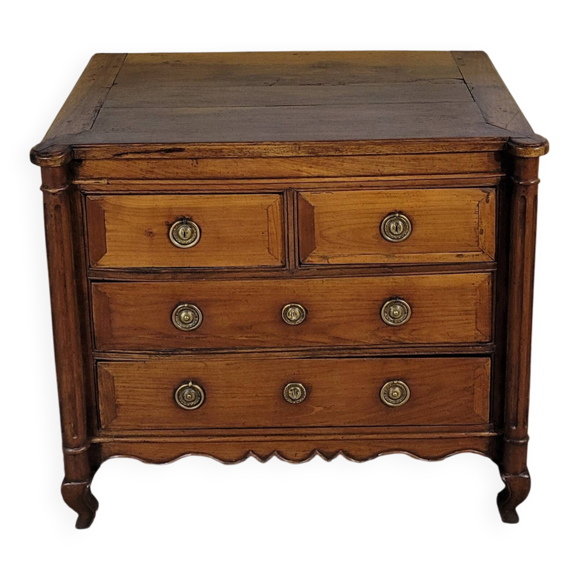 Small 18th-century chest of drawers in walnut and cherry wood.