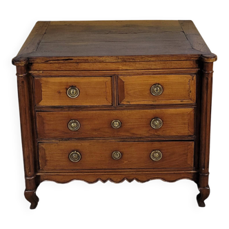 Small 18th-century chest of drawers in walnut and cherry wood.