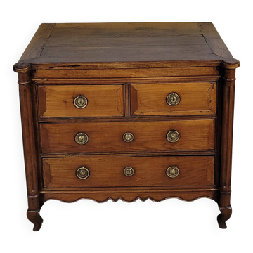Small 18th-century chest of drawers in walnut and cherry wood.