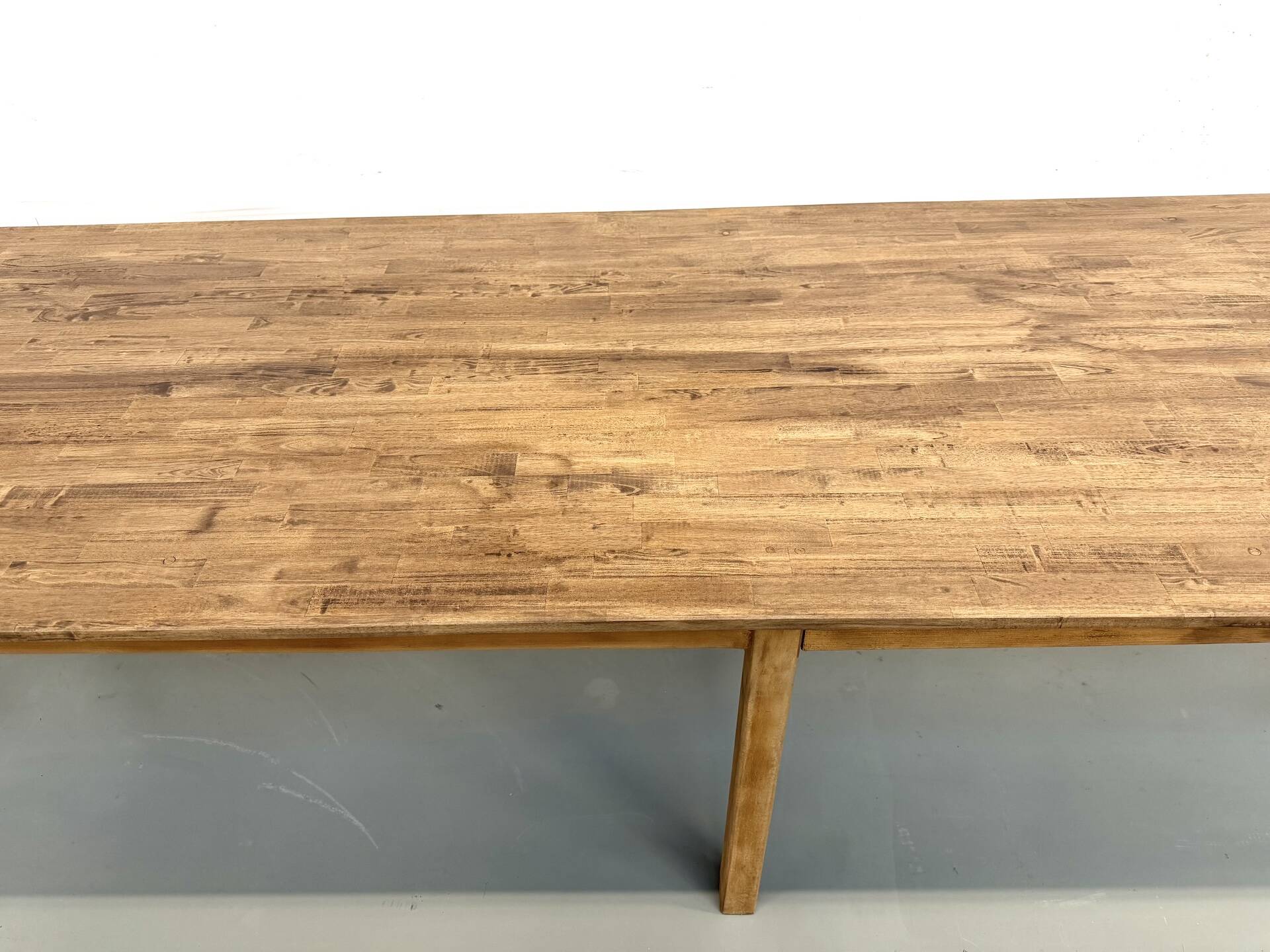 XXL table with 6 legs in solid pine and rubberwood