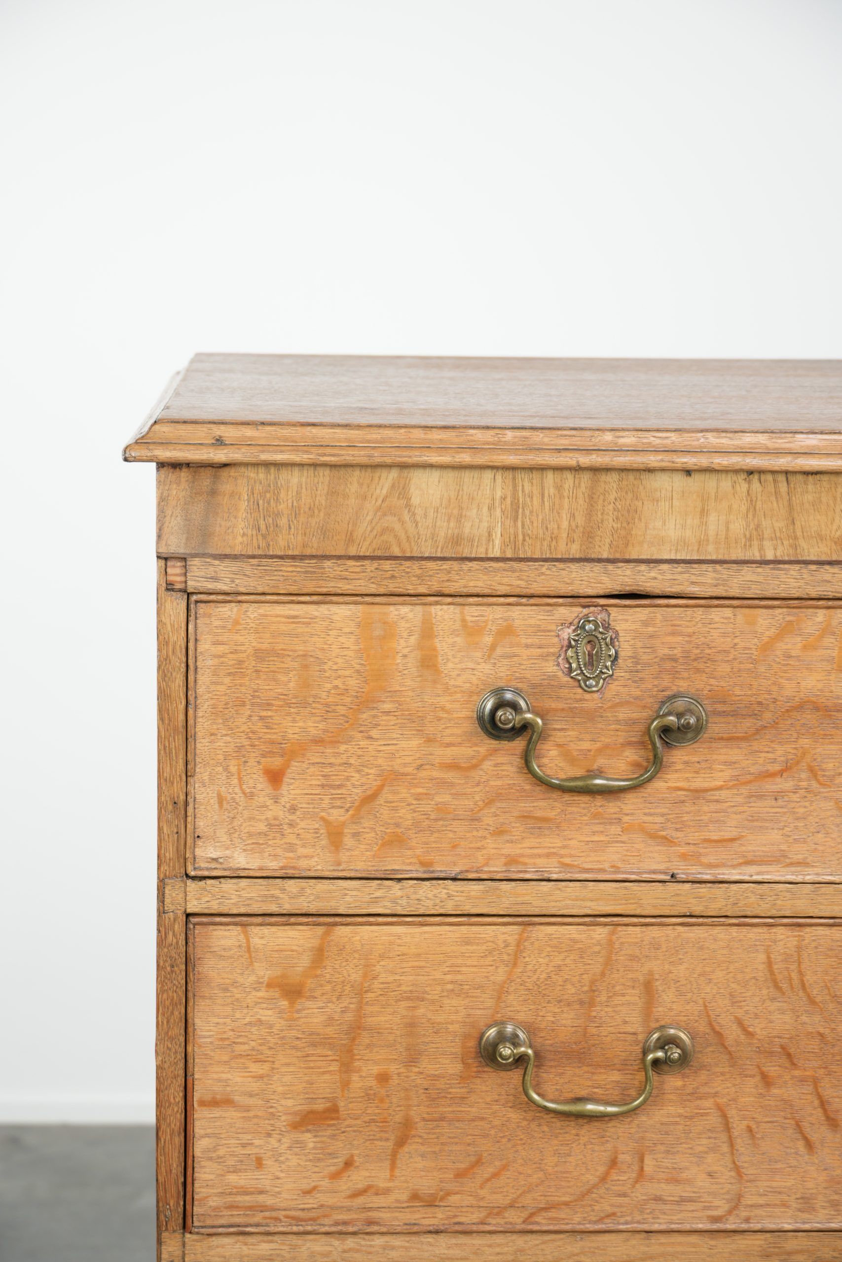 Large antique English blonde oak chest of drawers from the 18th century