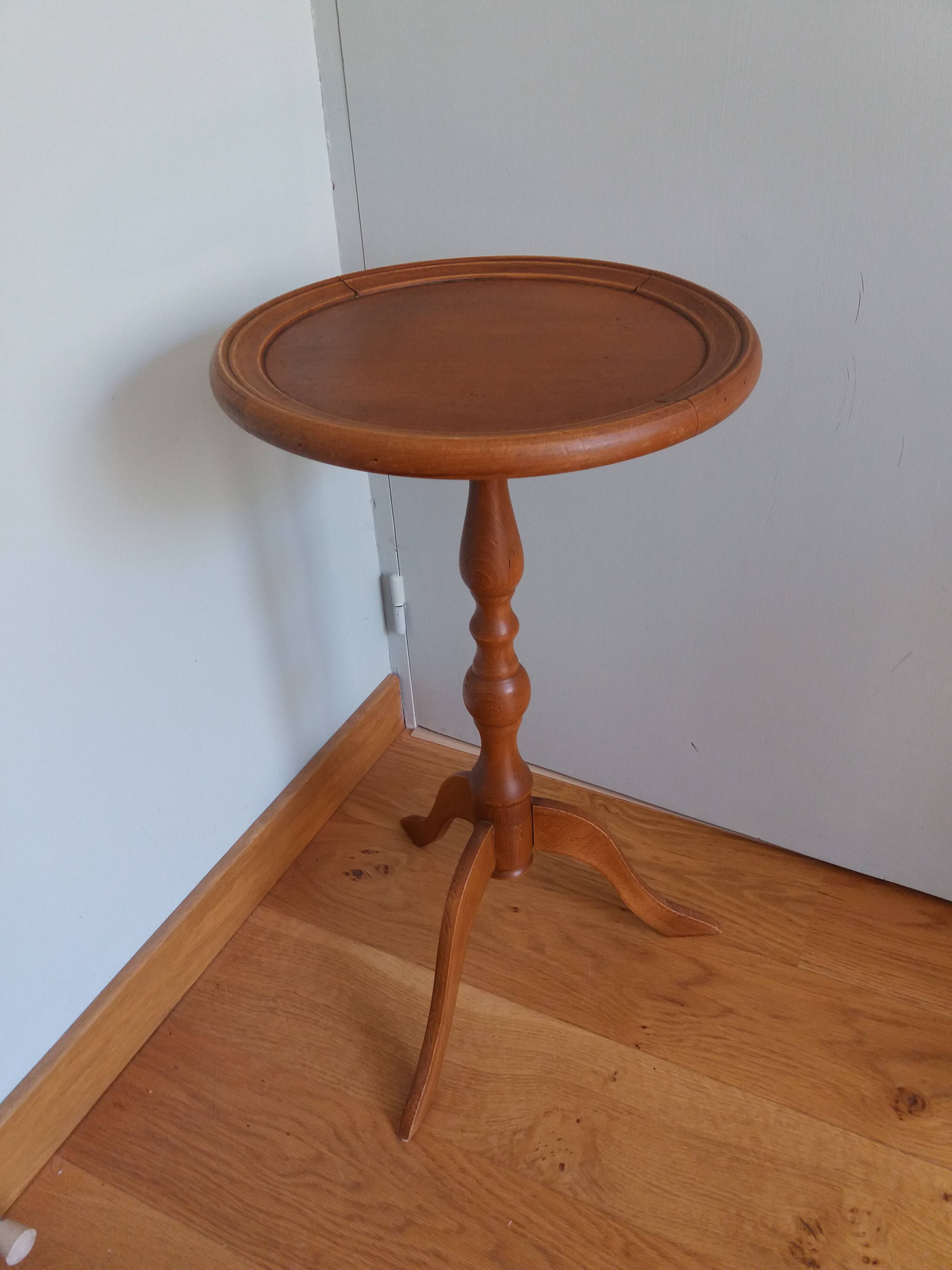 Tripod pedestal table