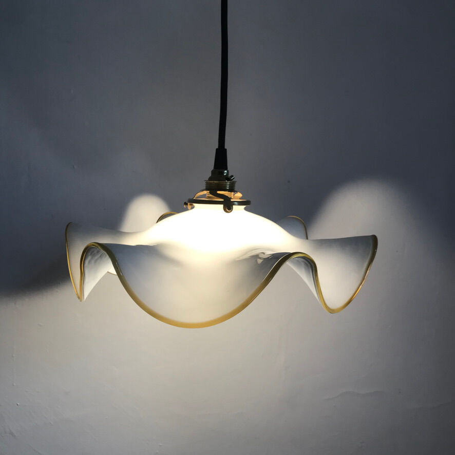 White and yellow opaline suspension
