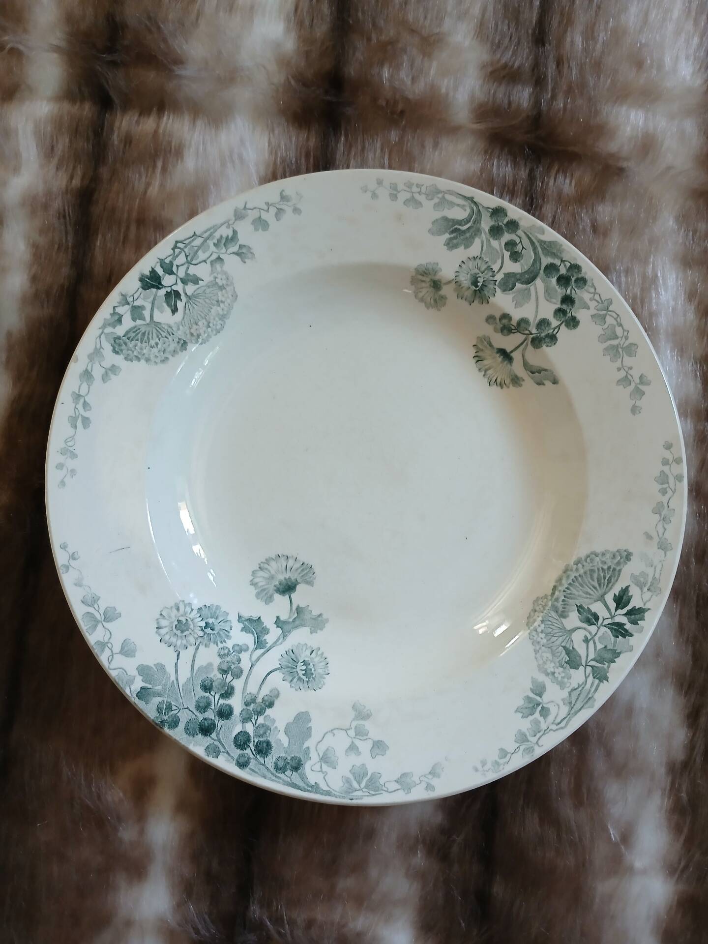 9 assiettes creuses anciennes dépareillées 