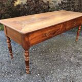 Table de ferme ancienne en cerisier à piétement tourné avec 2 tiroirs.