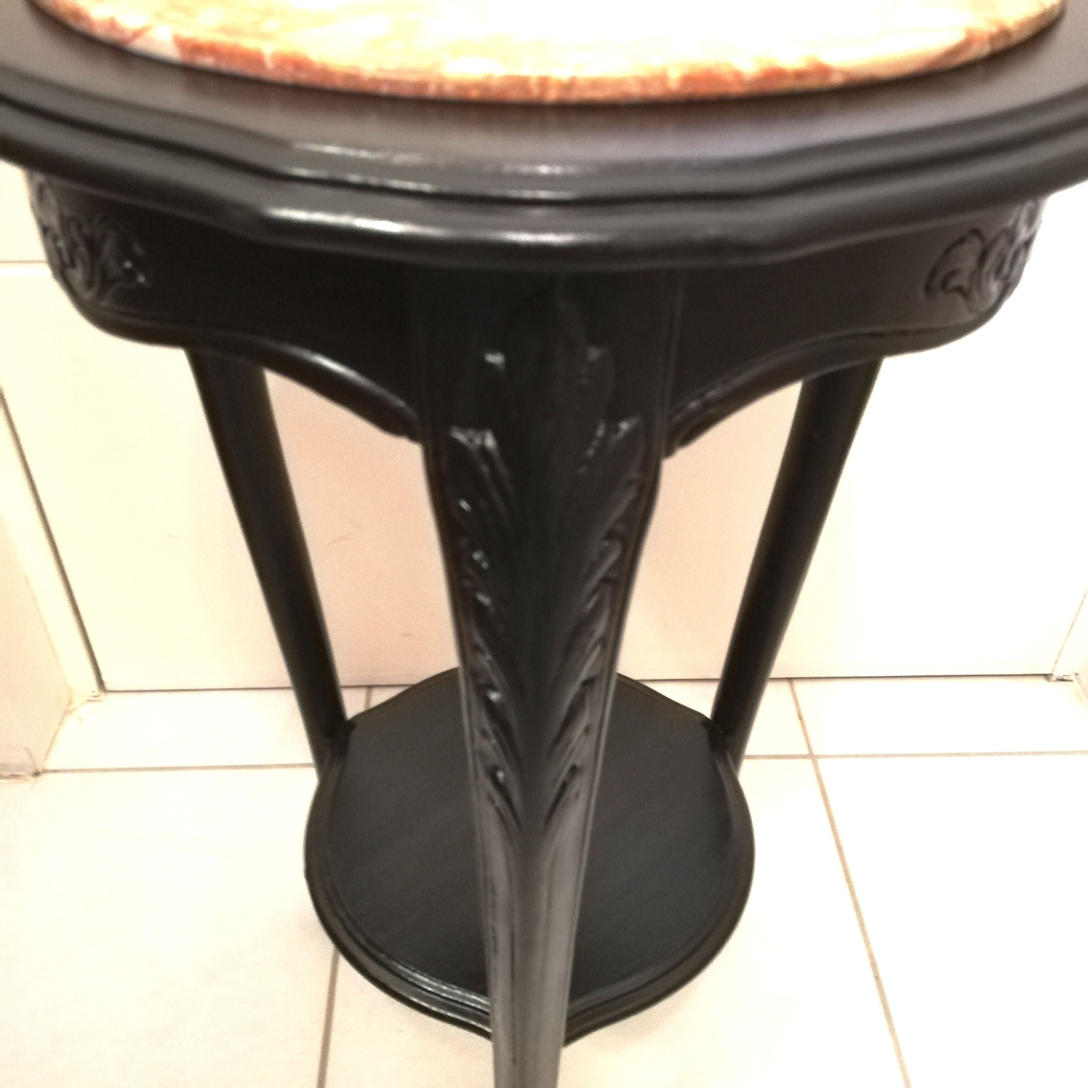 Gueridon black laqué jumps and pink marble top