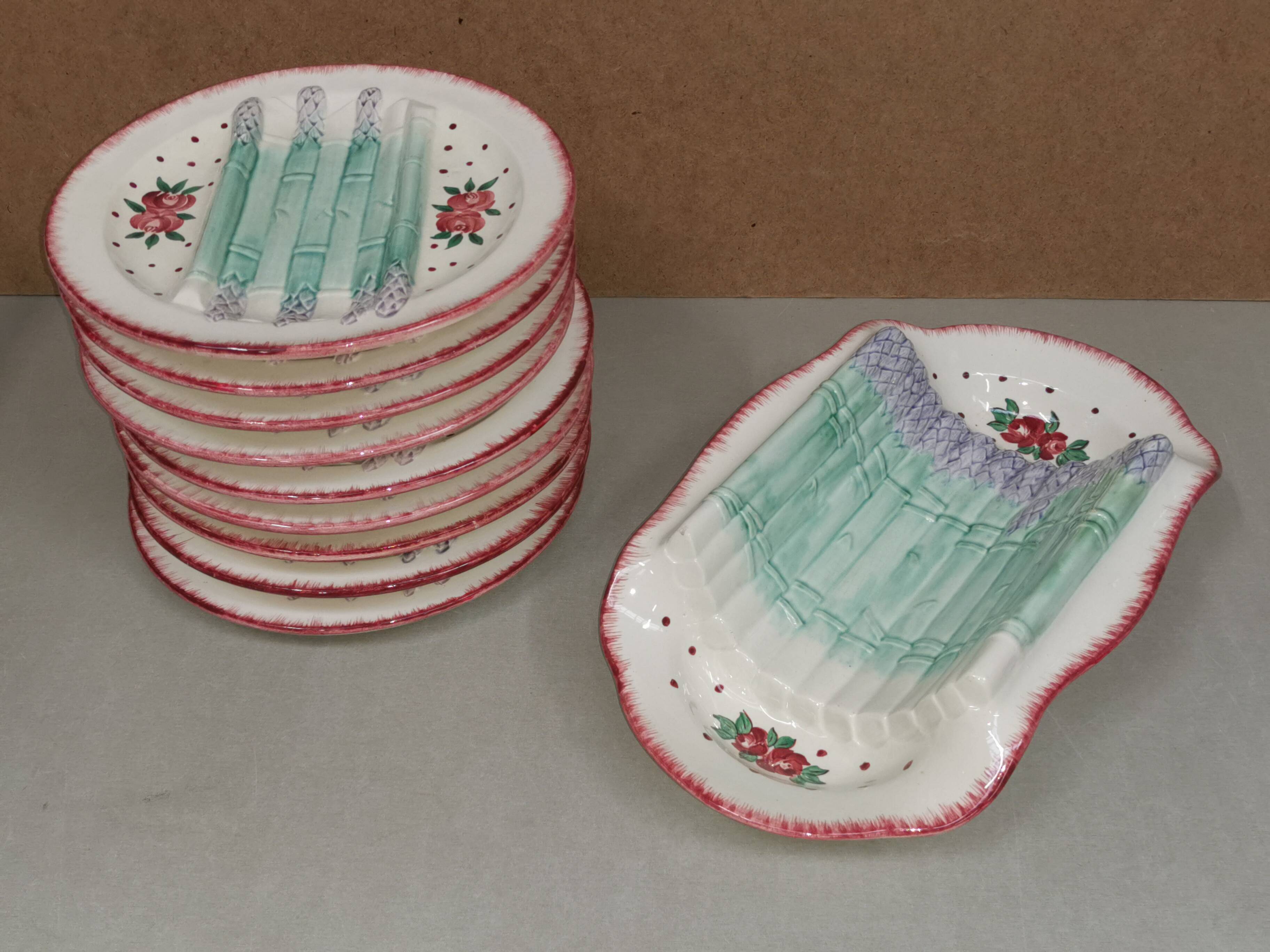 Plat et assiettes barbotine , service à asperges en faience de longchamp
