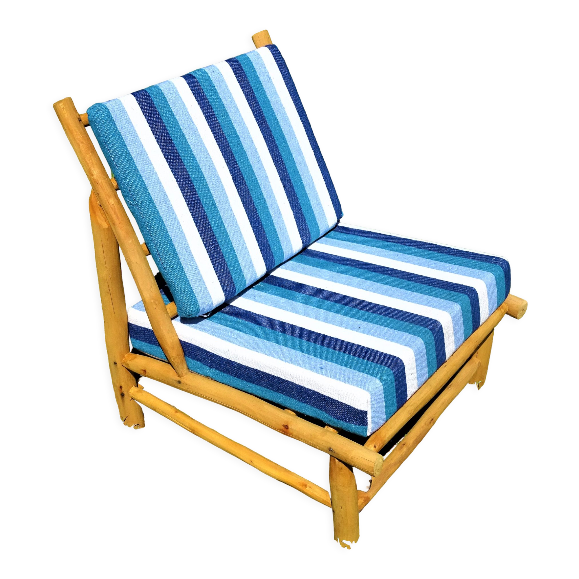 Low armchair in eucalyptus wood with blue and white cushions