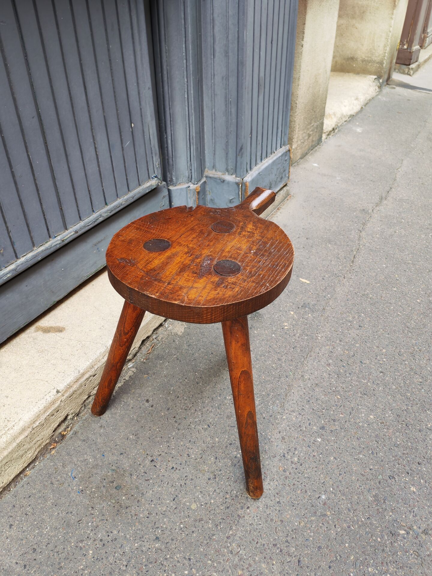 Tabouret tripode ancien  en chêne massif art populaire 