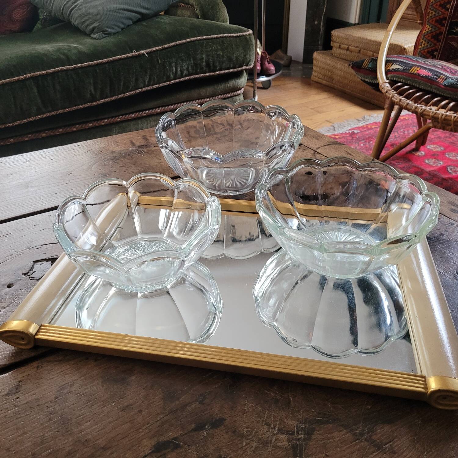 Trio of molded glass salad bowls – floral shape Ø 18/20/23 cm