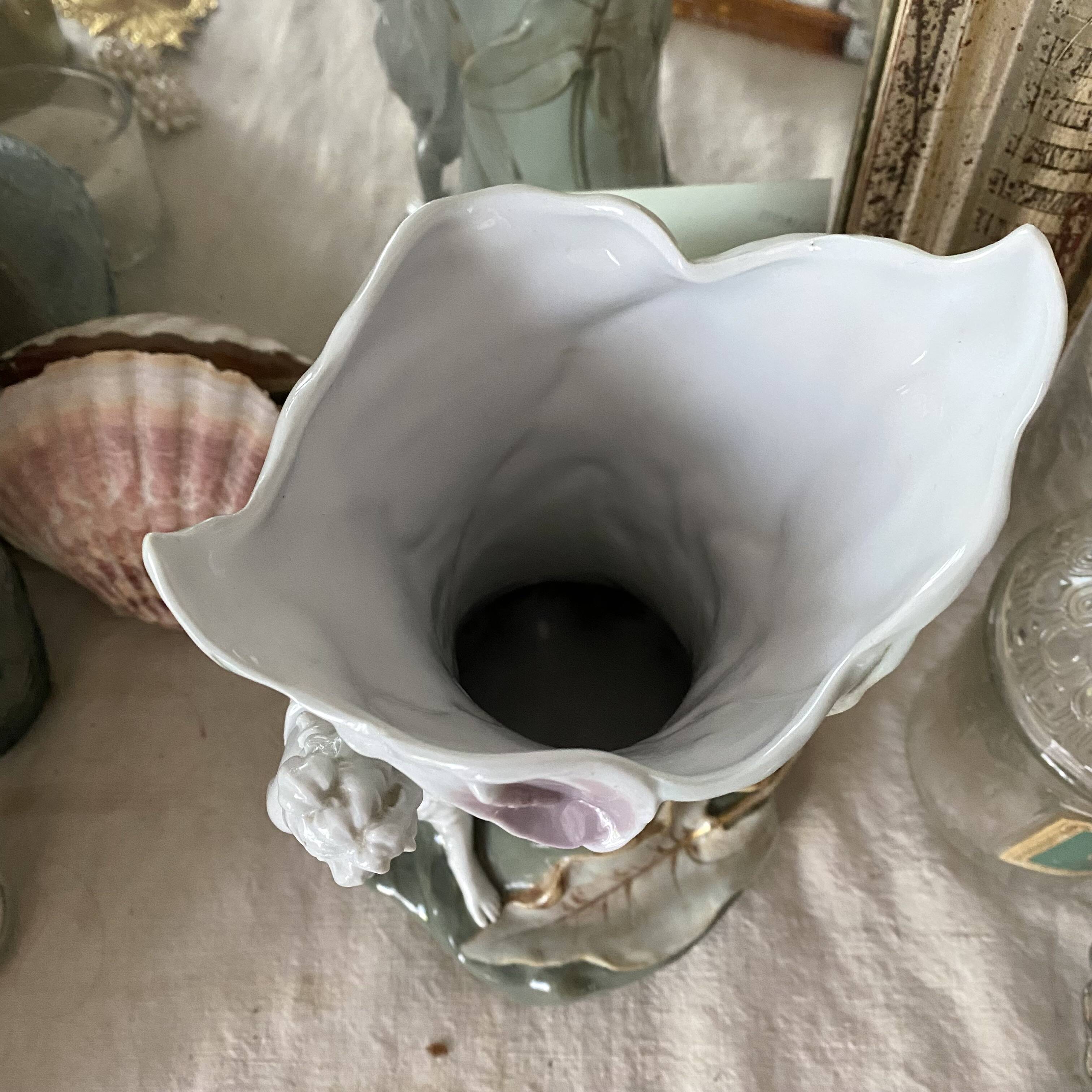 Vase art nouveau en barbotine