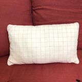 Coussin lin beige motif à carreaux passepoil argent brillant