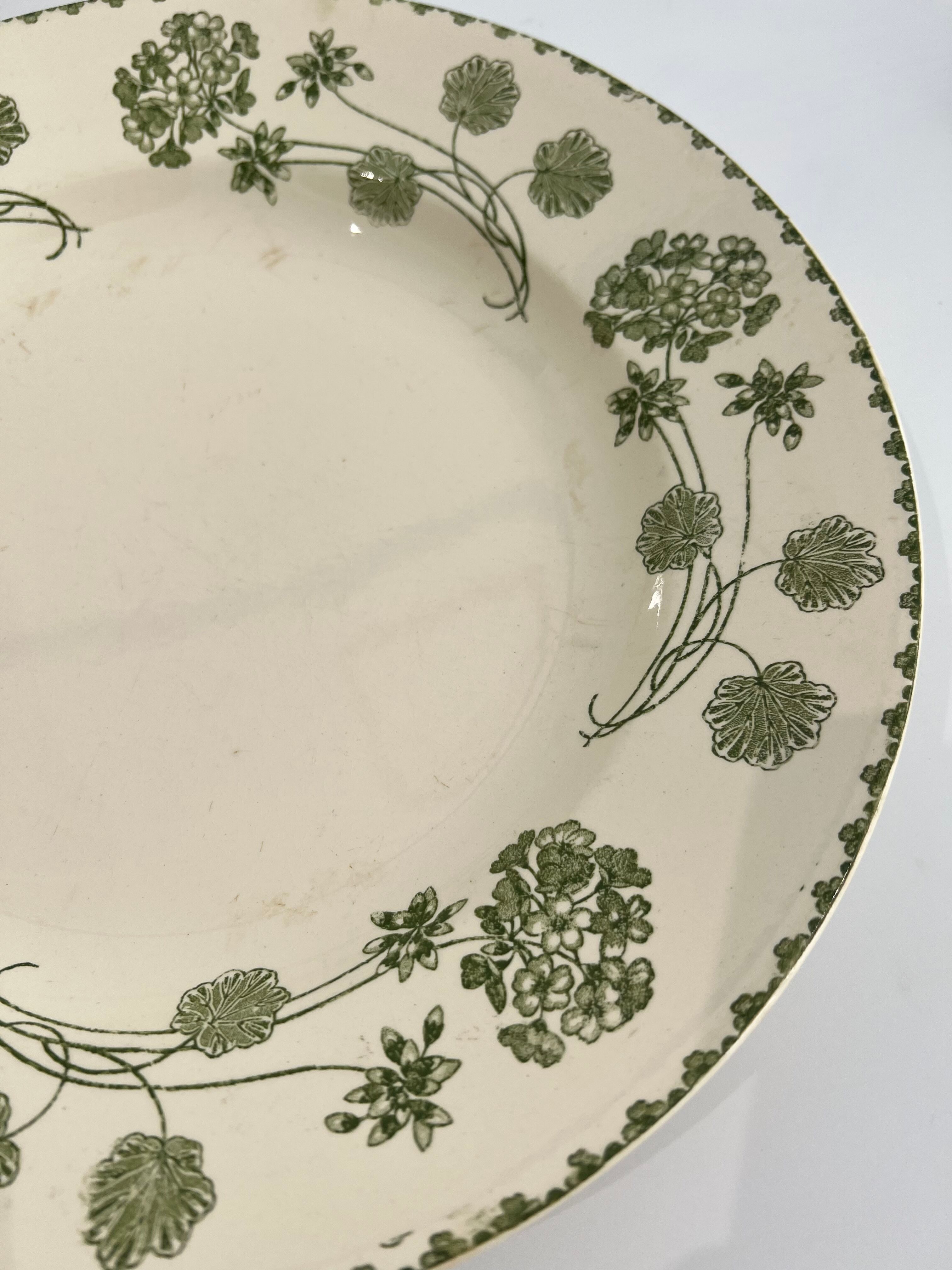 Round dish geranium sarreguemines