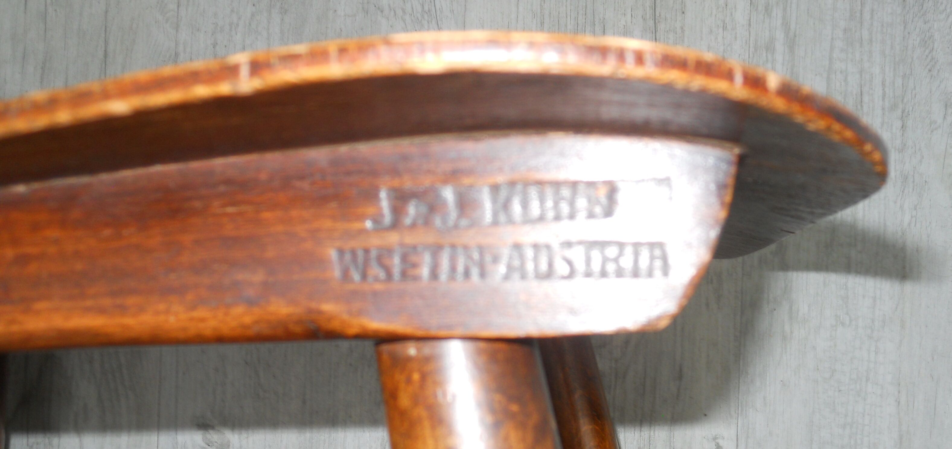 Chaise J & J Kohn estampillée