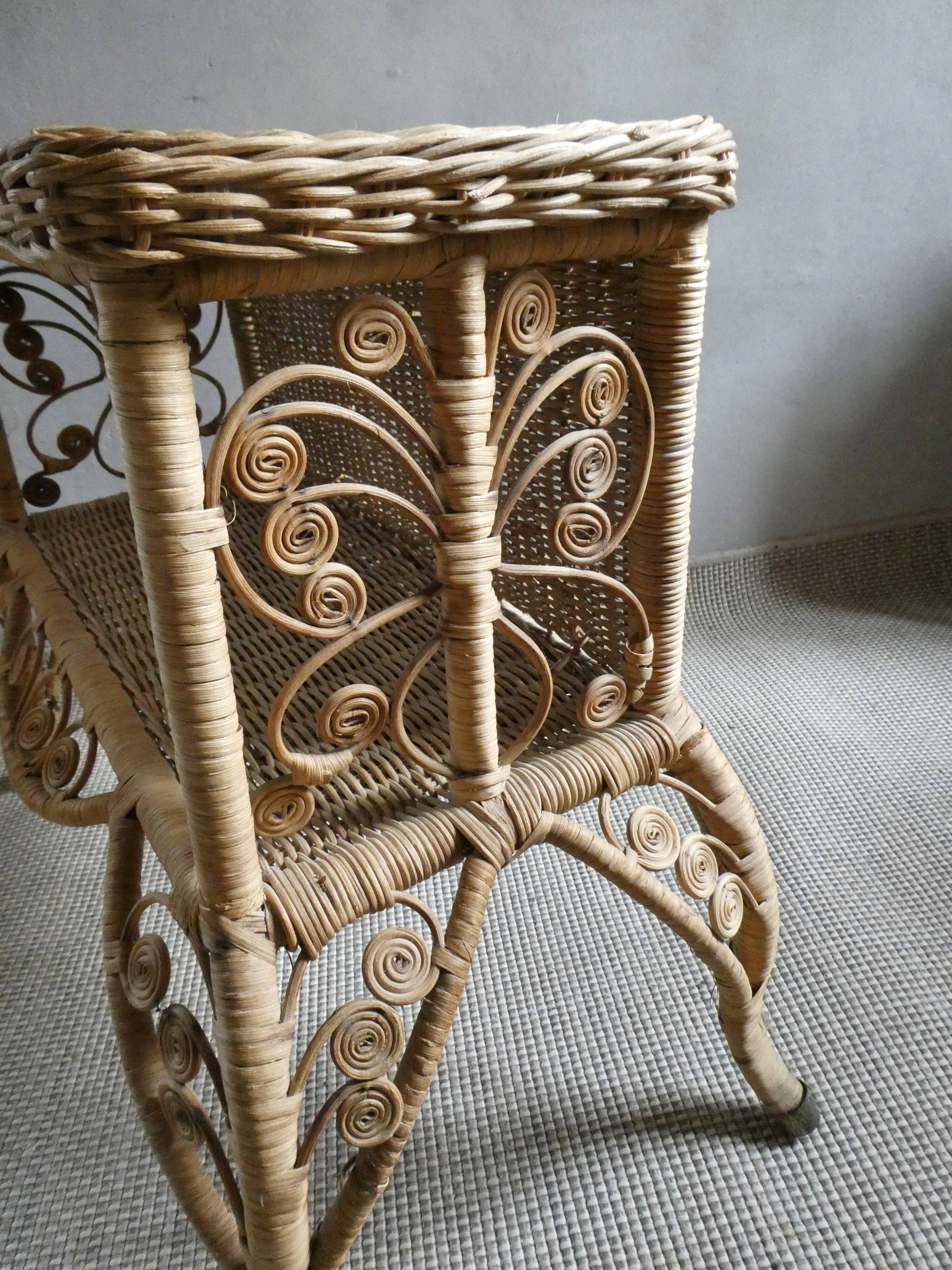 Chevet en bois et rotin, papillons
