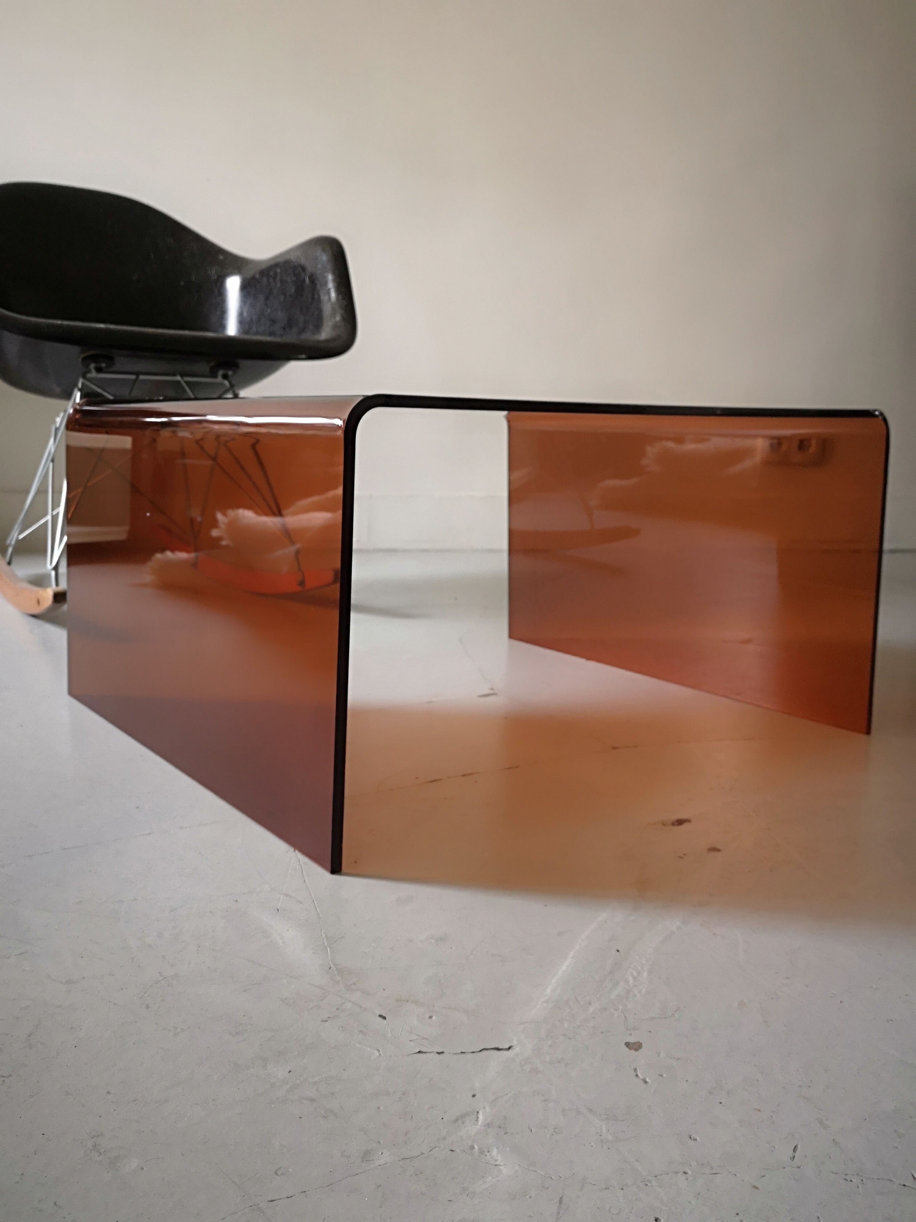 Table basse en plexiglas fumé 1970, Ligne Roset