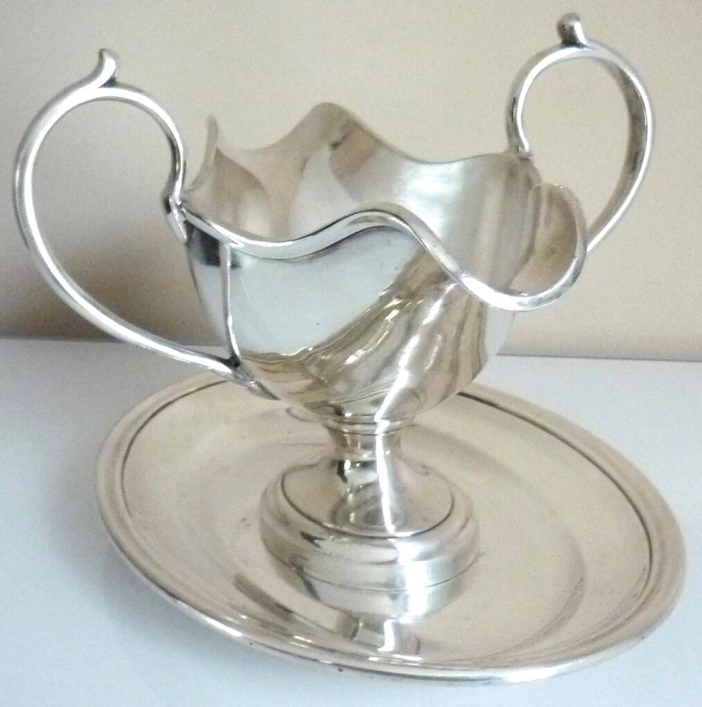 Large gravy boat on its frame, silver metal Cailar Bayard, 19th century