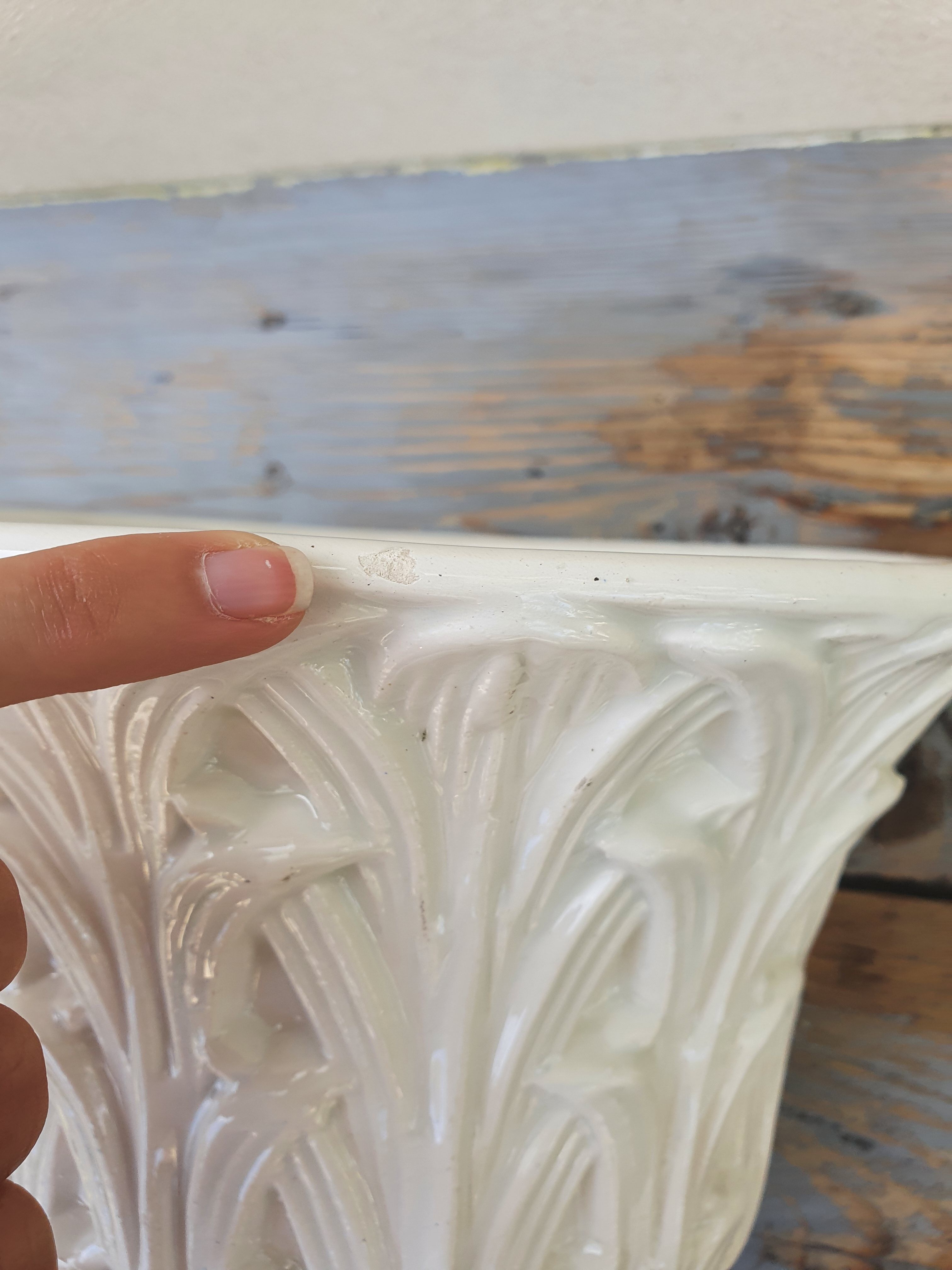 Important white earthenware pot cache with leafy decoration