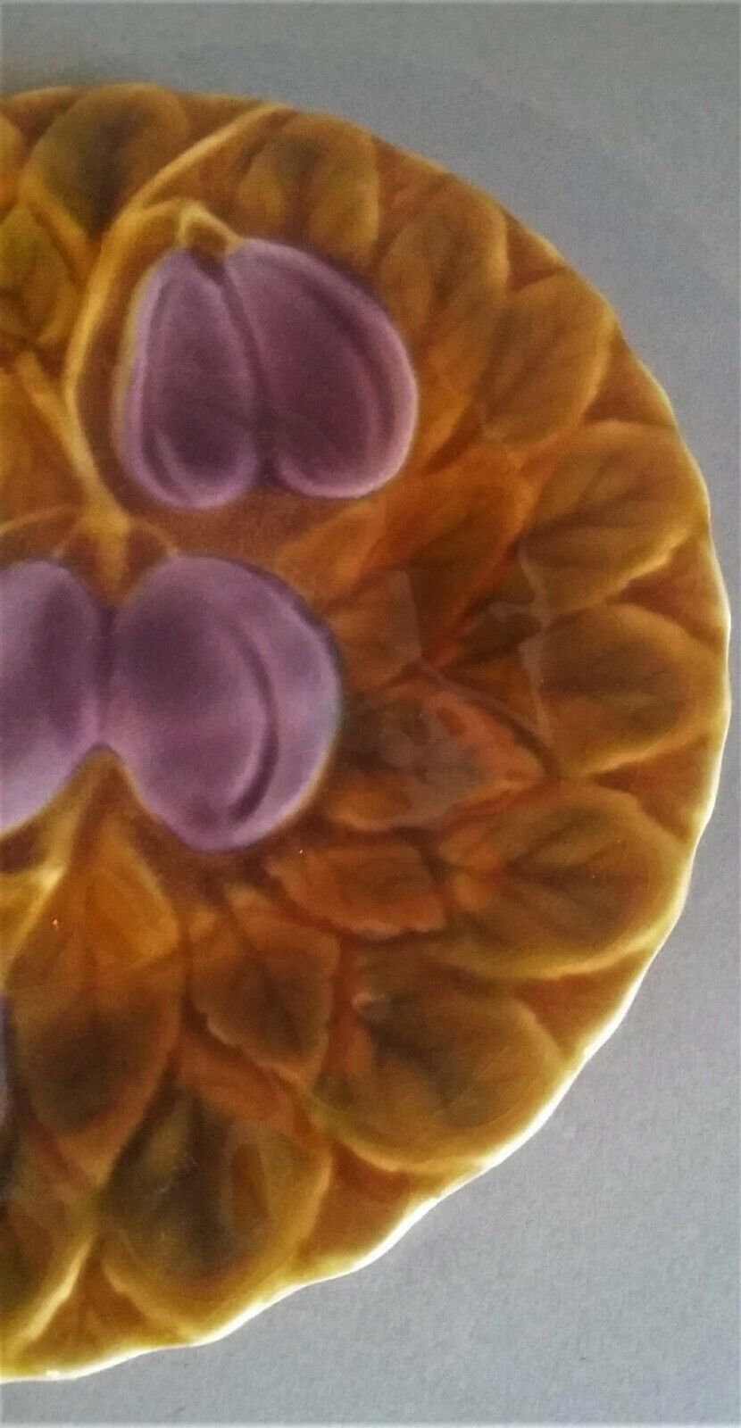 Assiette barbotine prunes Sarreguemines début XXème