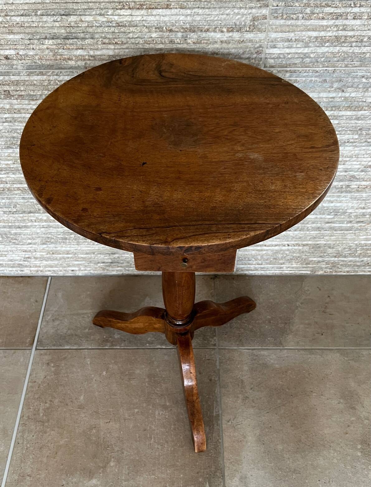 19th century tripod pedestal table in walnut Diam: 49cm