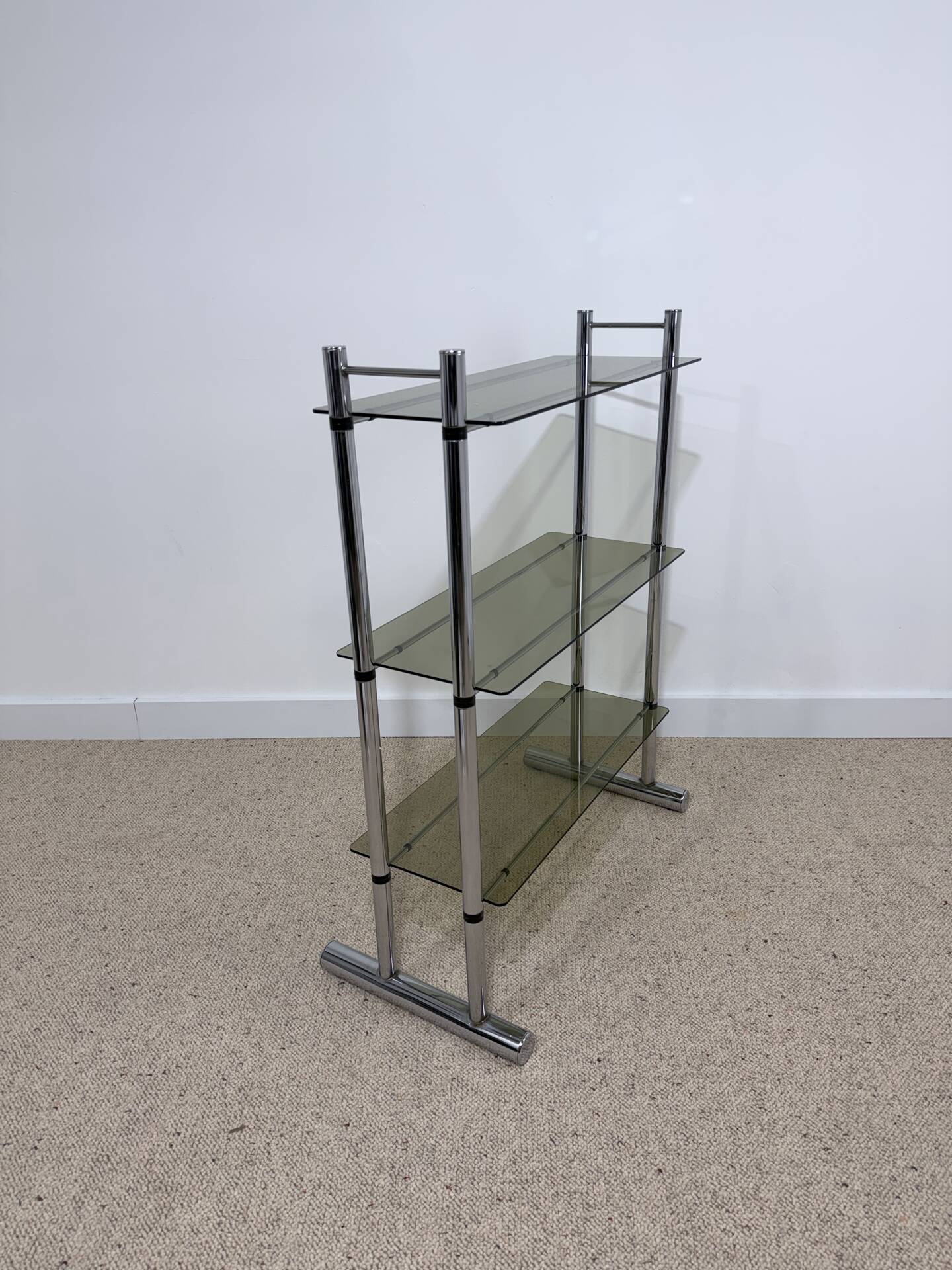 Étagère vintage années 70 en verre fumé et métal chromé 