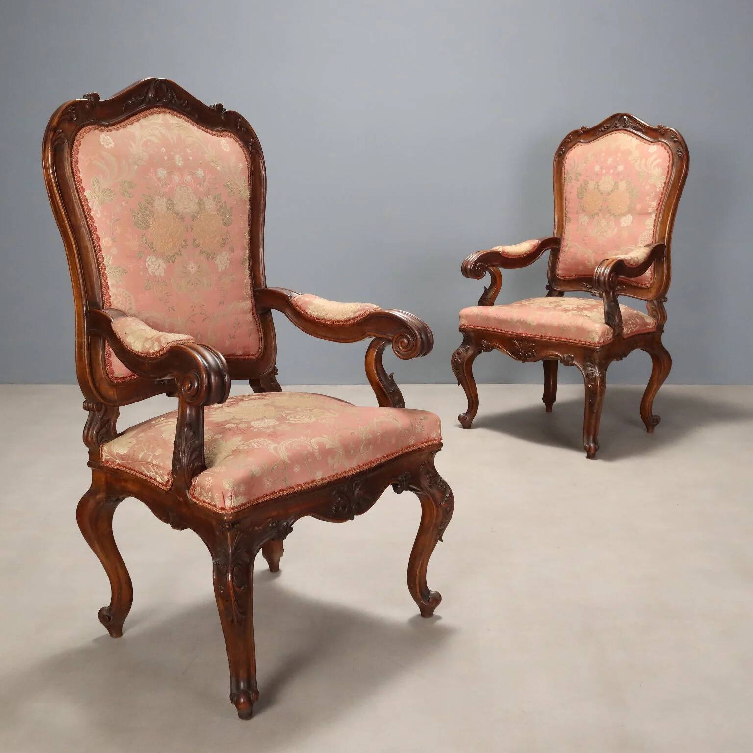 Paire de fauteuils Louis-Philippe en noyer