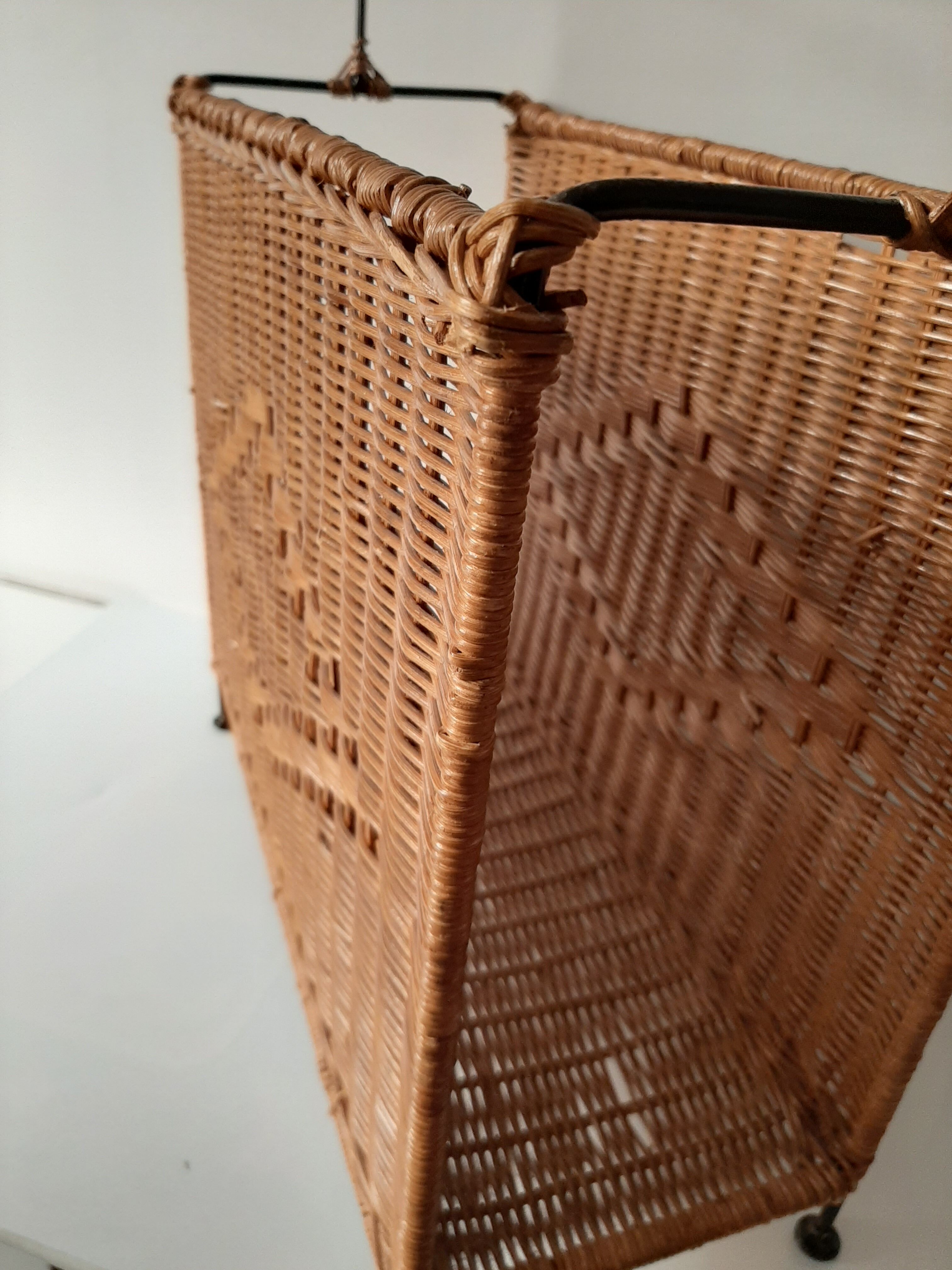 Door vintage rattan magazine