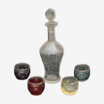 Carafe a liqueur, ou aperitif, ciselée avec un decor floral en verre transparent et 4 verres a pois