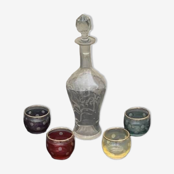 Liqueur carafe, or aperitif, carved with floral decoration in transparent glass and 4 polka dot glasses