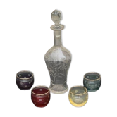 Carafe a liqueur, ou aperitif, ciselée avec un decor floral en verre transparent et 4 verres a pois