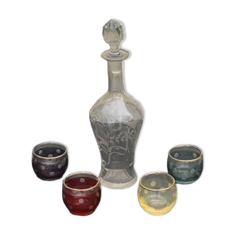 Carafe a liqueur, ou aperitif, ciselée avec un decor floral en verre transparent et 4 verres a pois