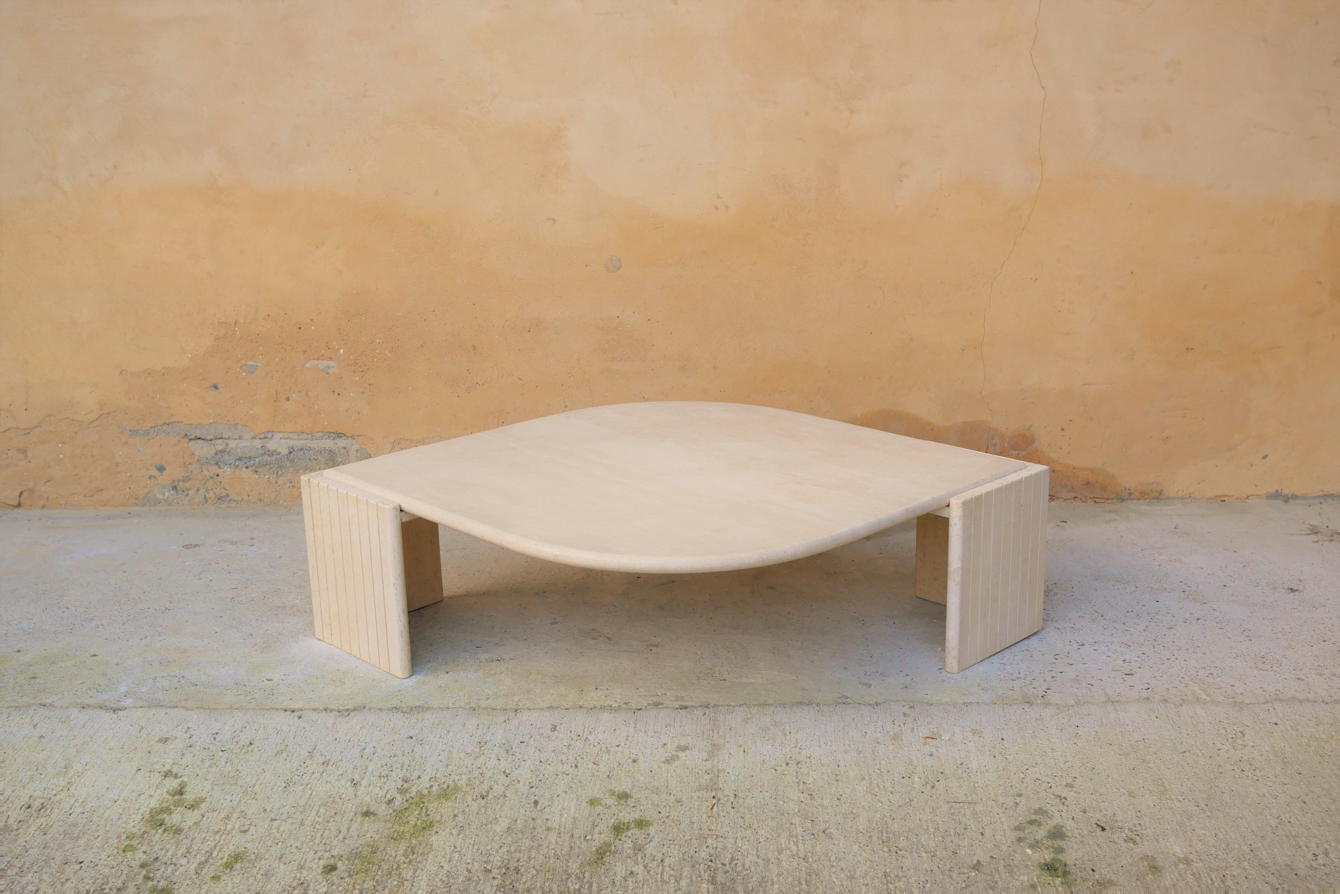 Table basse vintage en travertin par les éditions Roche Bobois