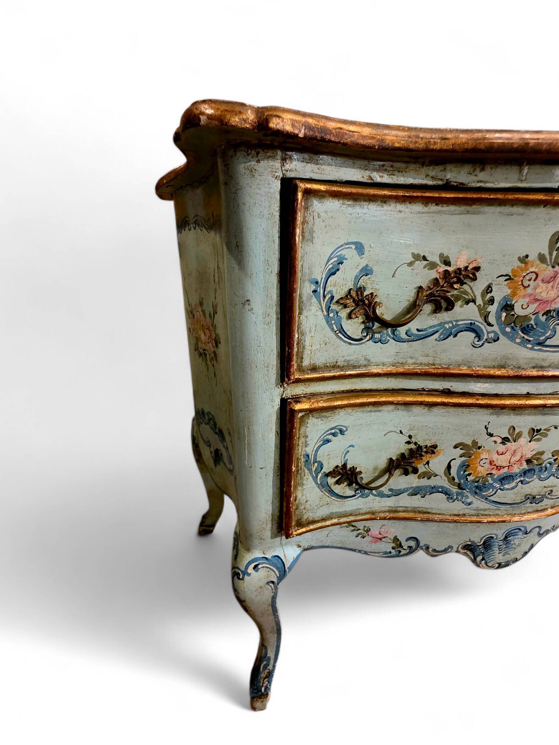 18th century Venetian chest of drawers