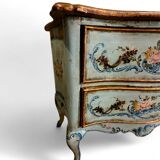 18th century Venetian chest of drawers