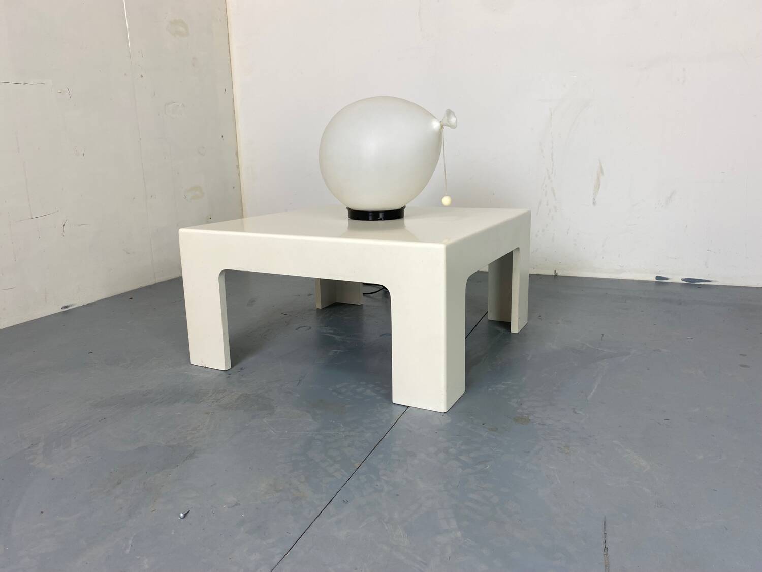 Table basse blanche Space Age des années 1970