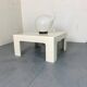 Table basse blanche Space Age des années 1970.