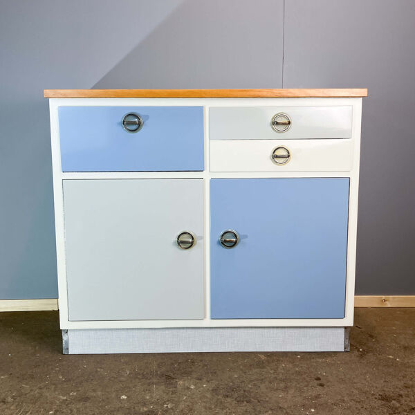 Meubles de cuisine bleu pastel et gris clair, style vintage des années 60