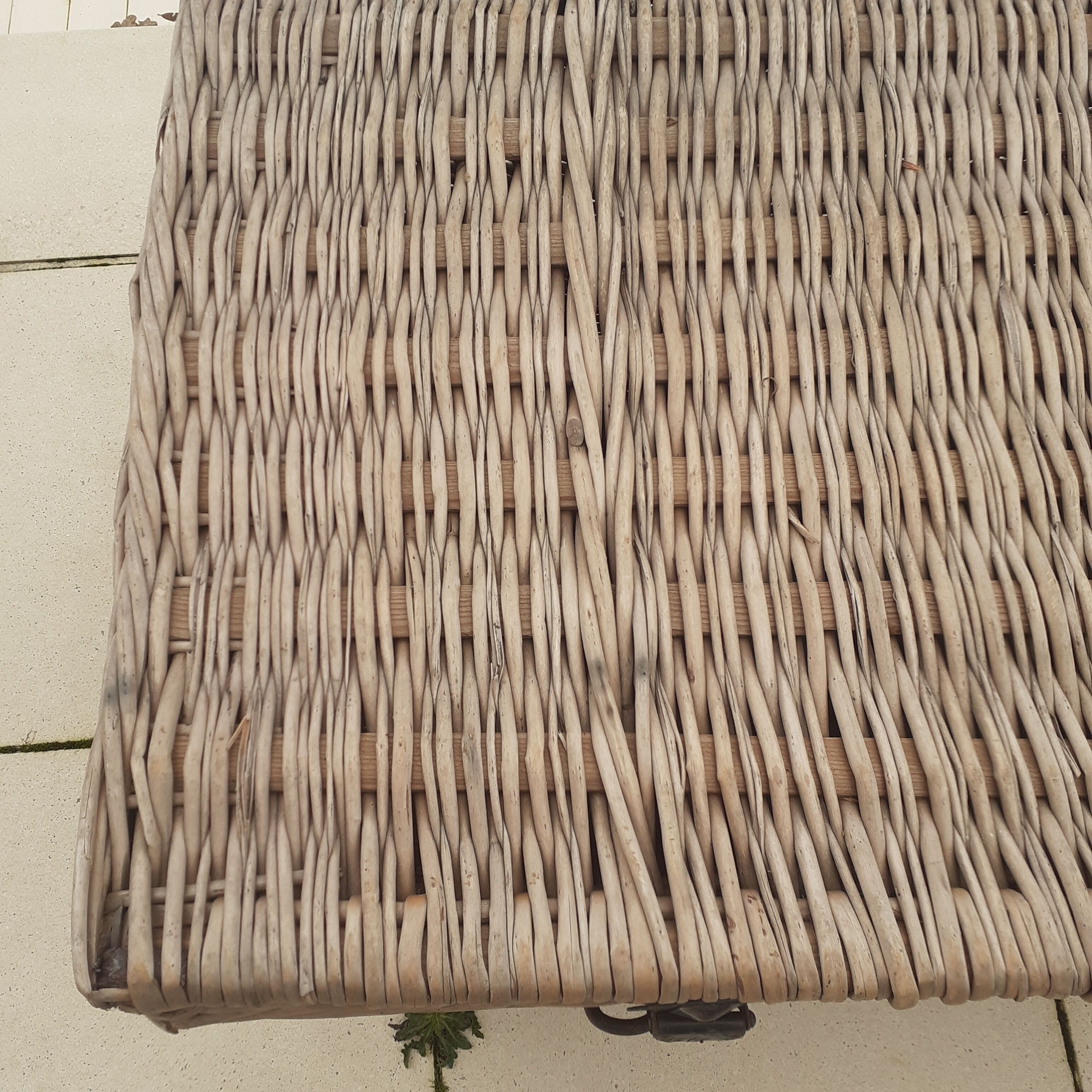 Large wicker trunk with its closing bar.