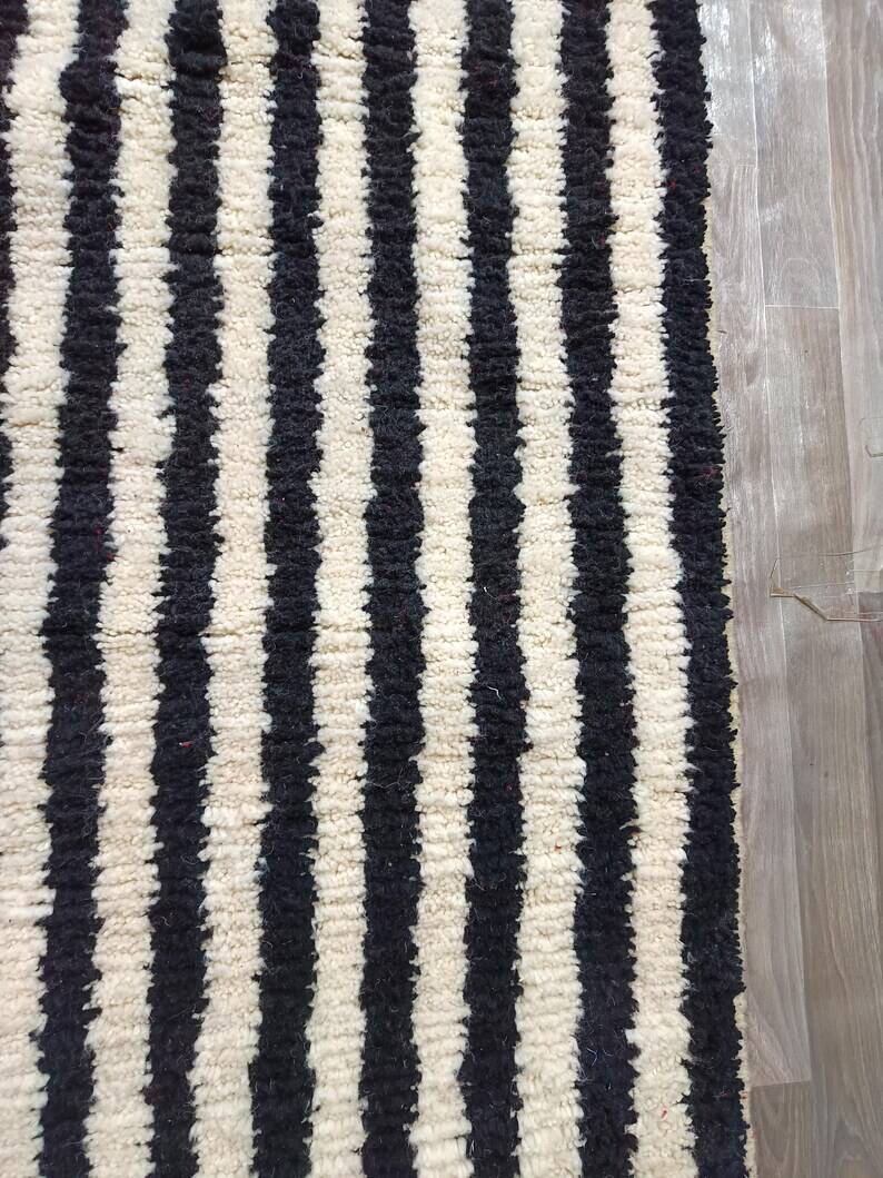 Tapis artisanal rouge et à rayures blanches et noires