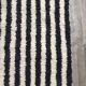 Tapis artisanal rouge et à rayures blanches et noires