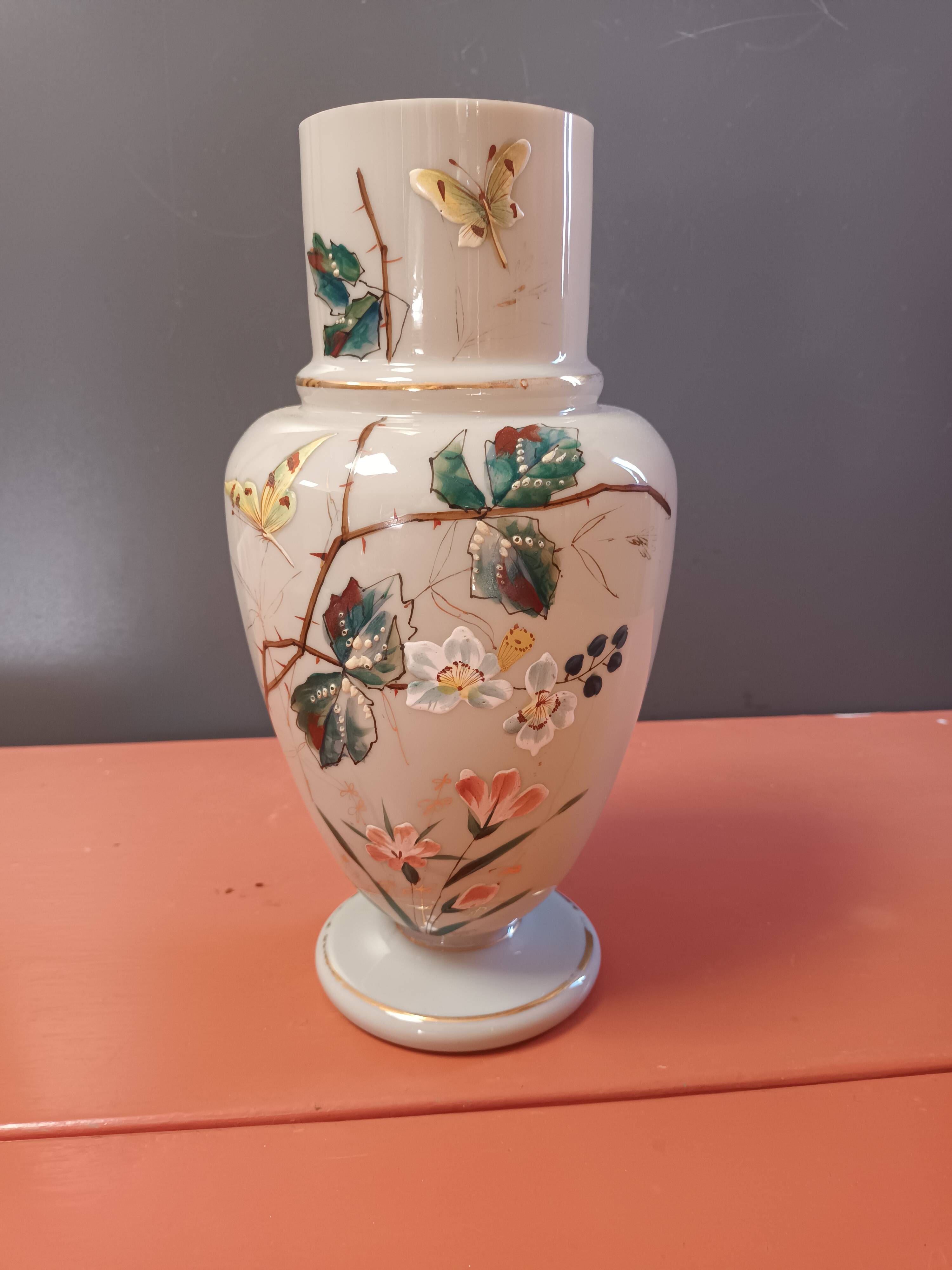 Vase opaline émaillée  papillon