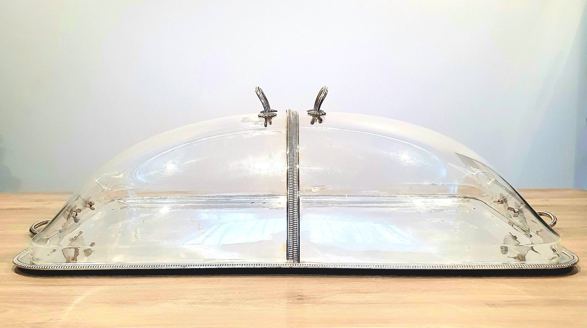 Large serving platter with lid, in silver metal.