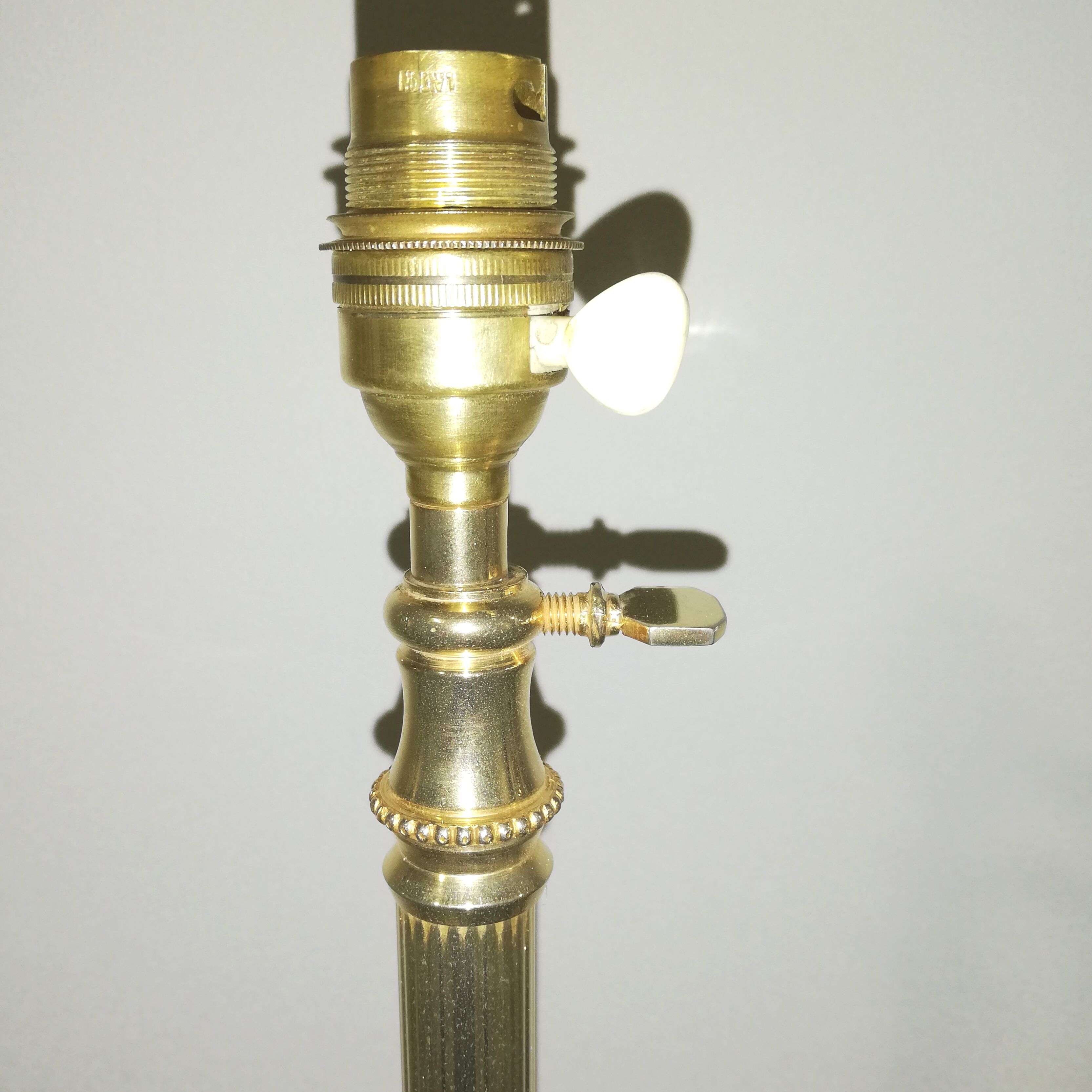 Lampadaire tripode en bronze doré et ciselé à hauteur variable