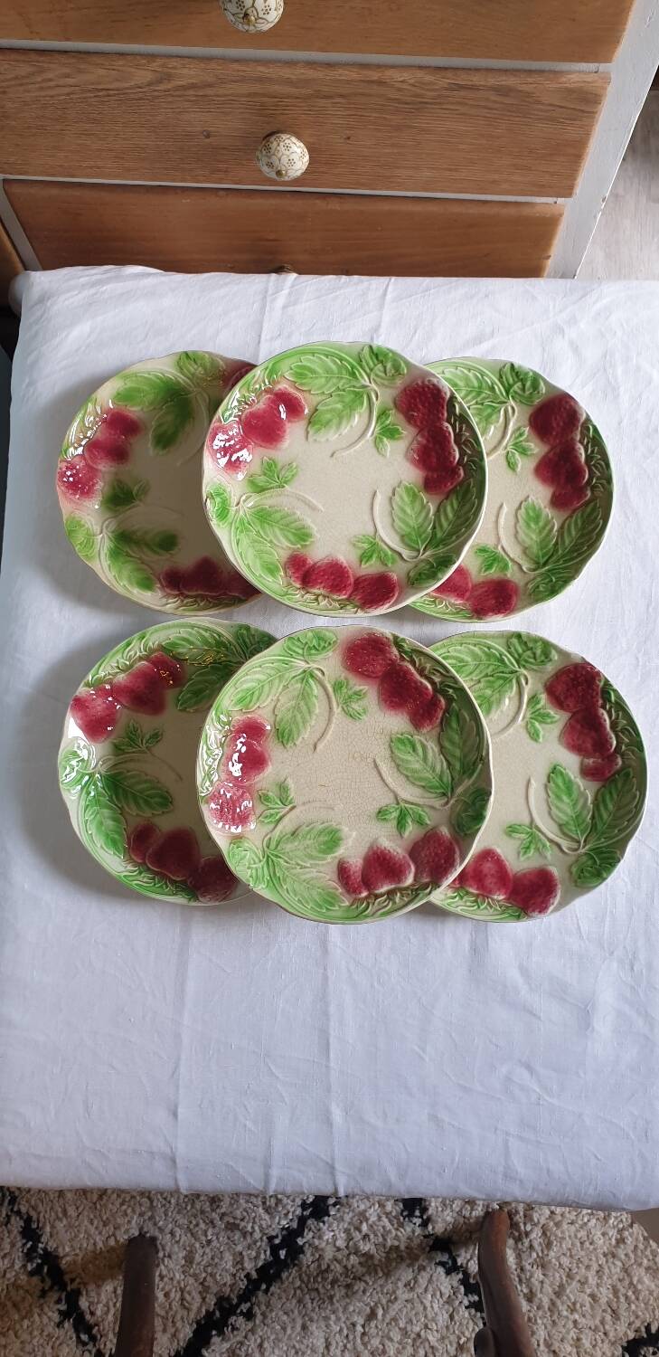 Six assiettes en barbotine décor fraises