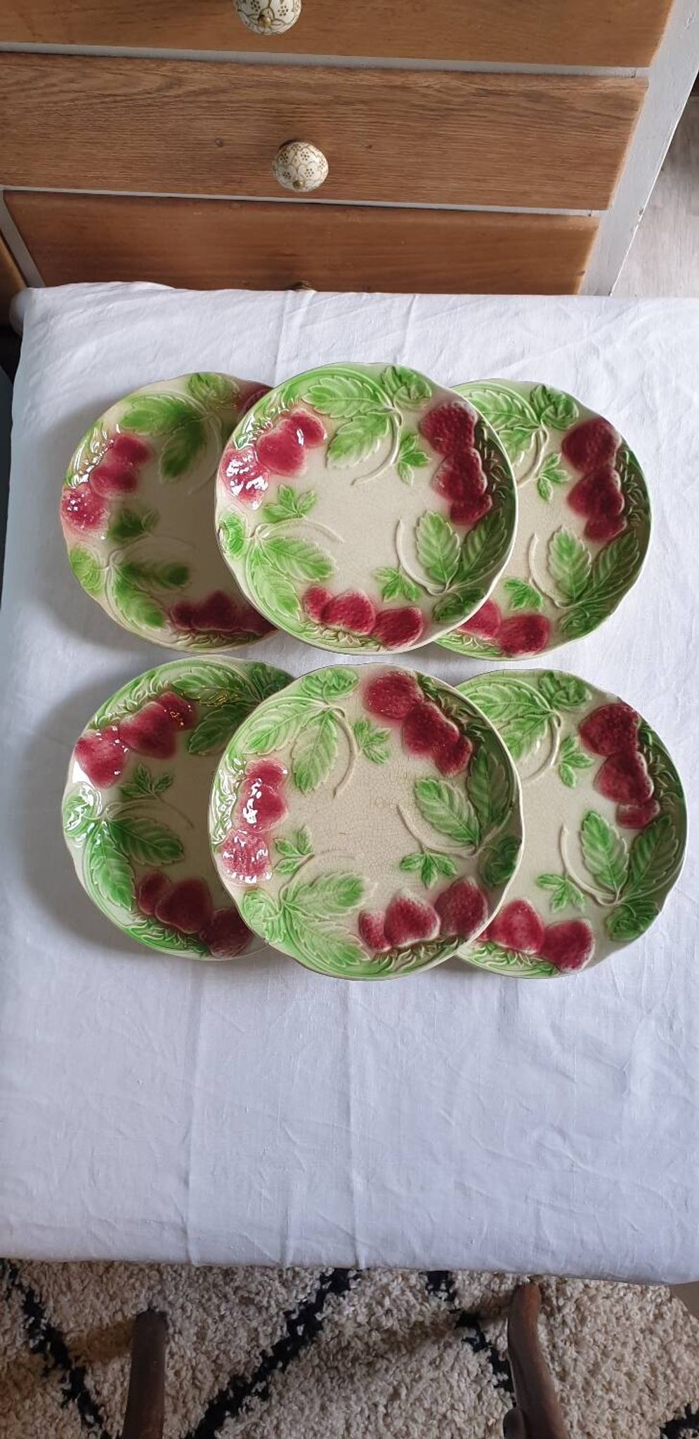 Six assiettes en barbotine décor fraises