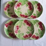 Six assiettes en barbotine décor fraises