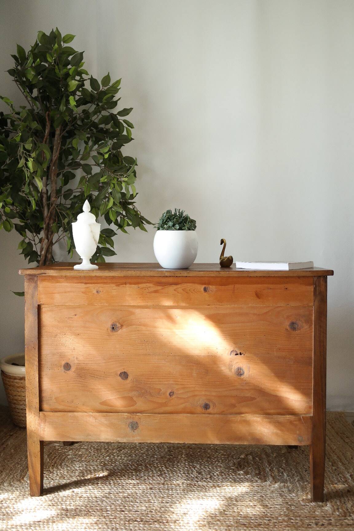 Commode basse en noyer, XXème