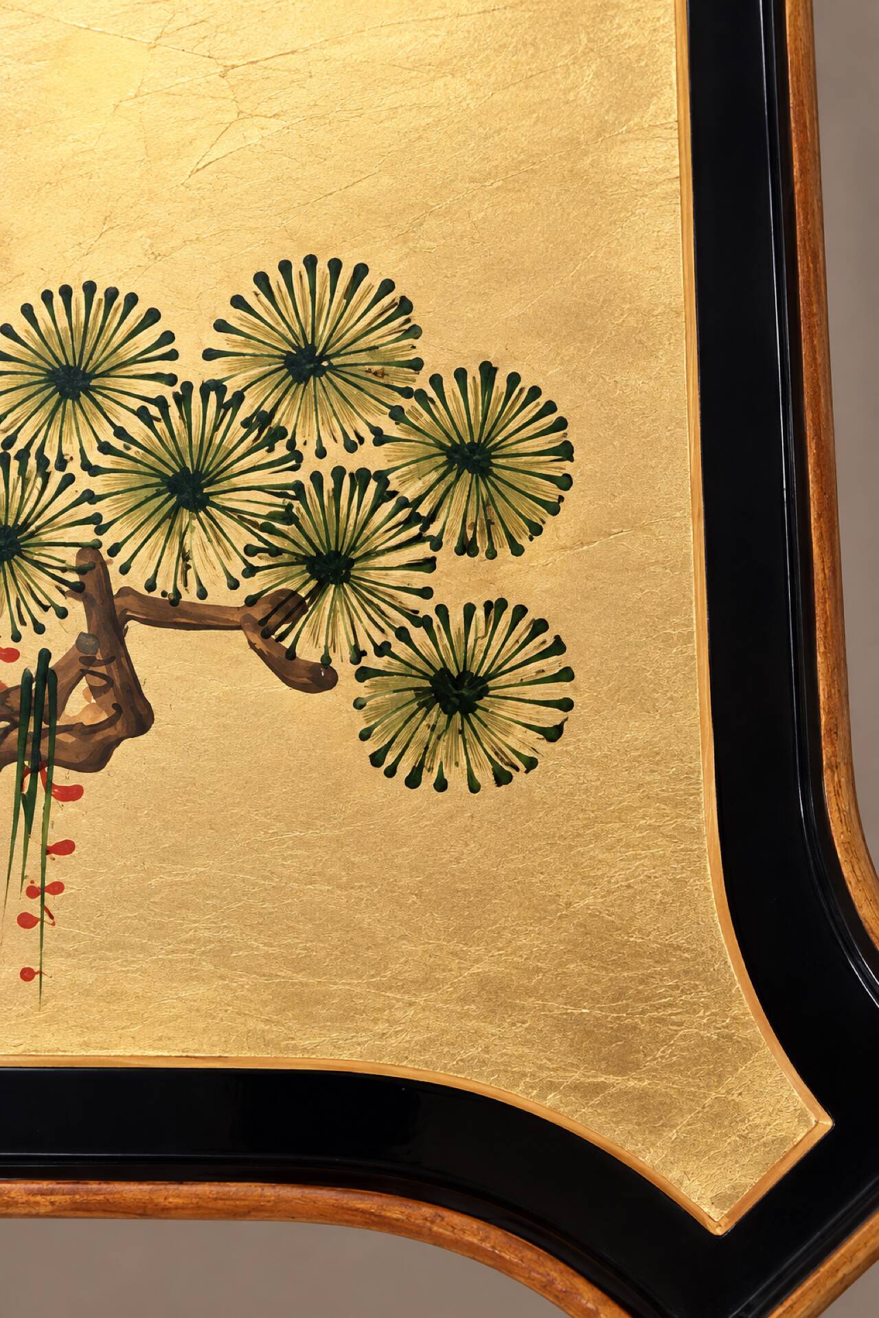 Cabinet chinoiserie de grues en laque noire et dorée, peint à la main