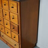 Grande apothicairerie / meuble d'école industrielle néerlandaise en hêtre, milieu du 20e siècle