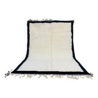 Tapis en laine blanche et noire